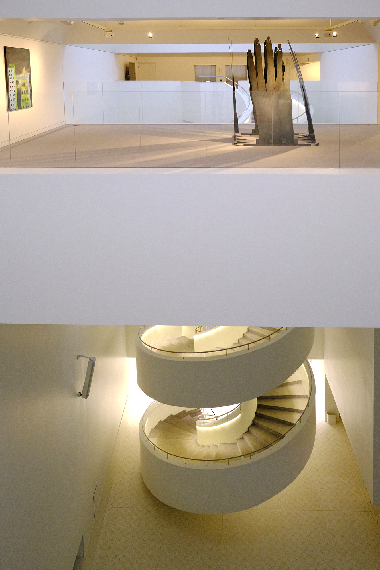 Der große Saal der Philharmonie Stettin mit goldenen Wand- und Deckenpaneelen sowie schwarzen Stuhlreihen 