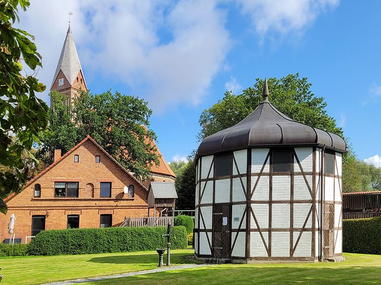 Brunnenhaus und Kirche in Kenz