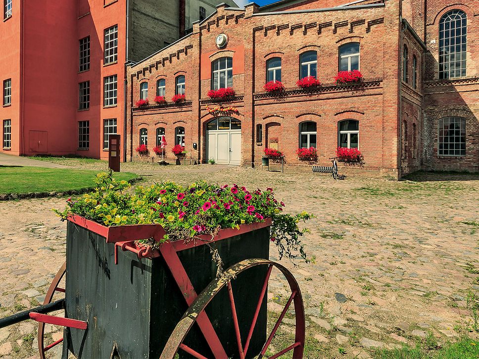 Zu sehen ist die Rotklinker-Fassade der Alten Zuckerfabrik. 