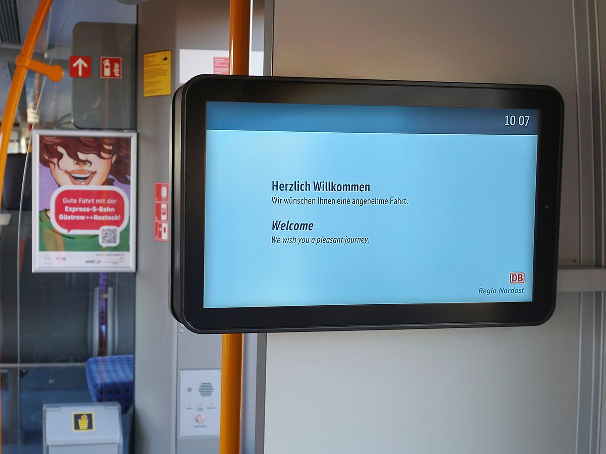Ansicht eines neuen 16:9-Info-Monitor im Zug