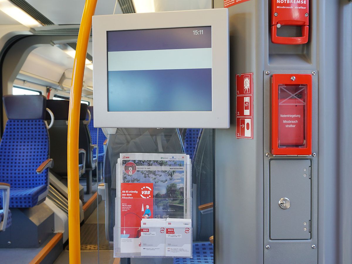 Ansicht eines alten 4:3-Info-Monitors im Zug