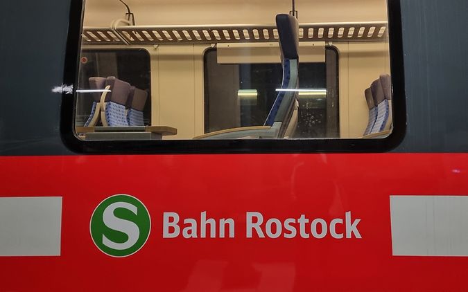 Schriftzug der S-Bahn Rostock