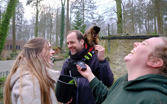 Maike und Olli interviewen eine Tierpflegerin in Wolgast, während Olli einen Affen auf der Schulter hat.