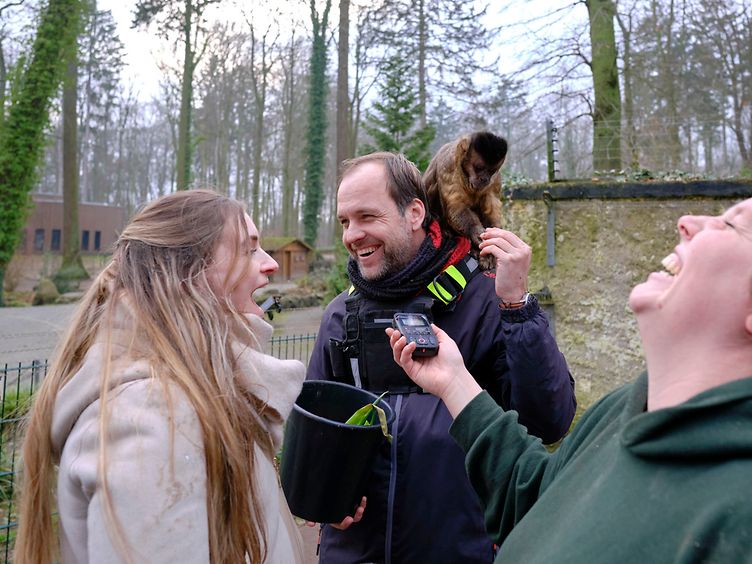 Maike und Olli interviewen eine Tierpflegerin in Wolgast, während Olli einen Affen auf der Schulter hat.