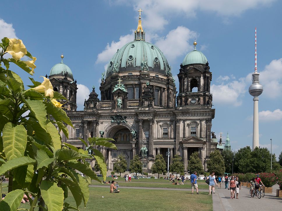 Der Berliner Dom mit seinen grünen Kuppeln, rechts der Fernsehturm 