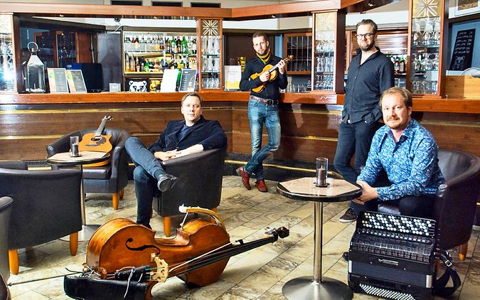 Gruppenfoto von Tjango aus Finnland, zu sehen sind vier Männer mit Instrumenten.