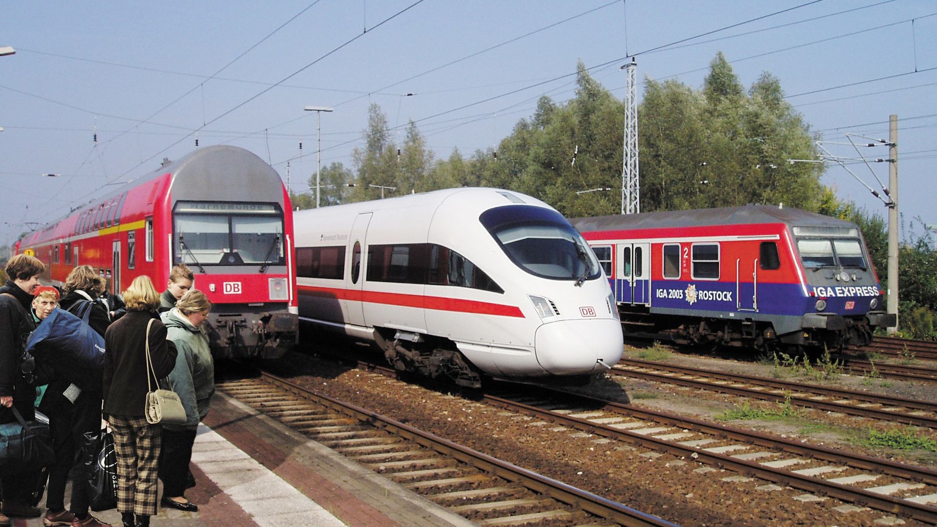 Ein ICE, ein Doppelstockzug und der IGA-Express stehen am Bahnhof