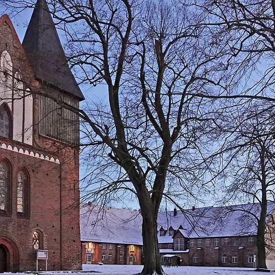 Blick auf das schneebedeckte Kloster Rühn