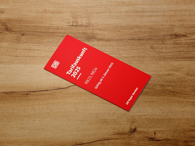 Auf einem Holztisch liegt der Pocketplan "Tarifauskunft 2024"
