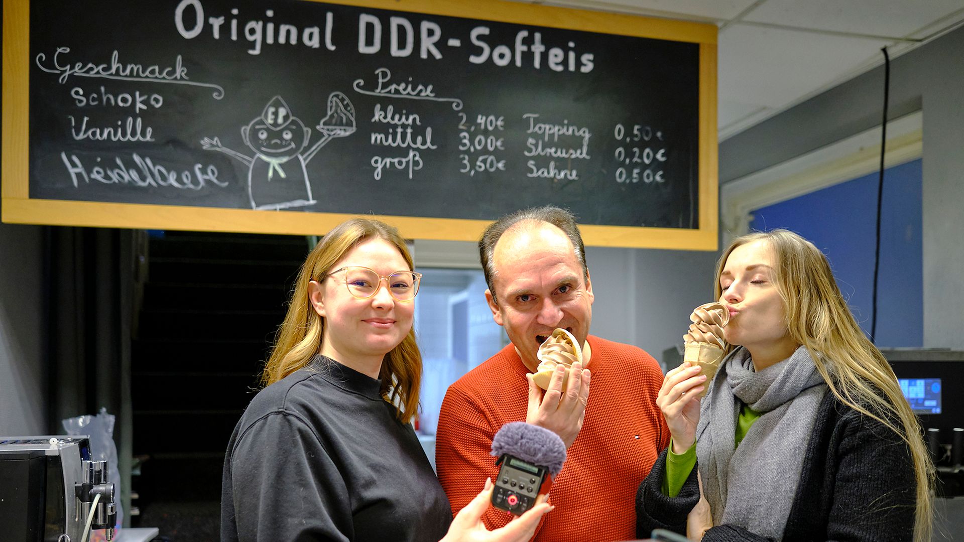 Podcasterin Maike lässt sich im "Eispionier" in Schwerin ein Softeis schmecken.