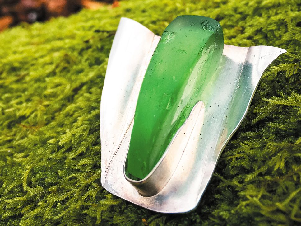 Schmuck aus grünem Seeglas, eingefasst in eine silberne Halterung