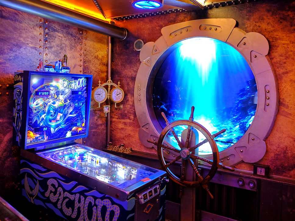 Nautilus-Raum: Maritim dekorierter Themenraum im Flippermuseum Schwerin