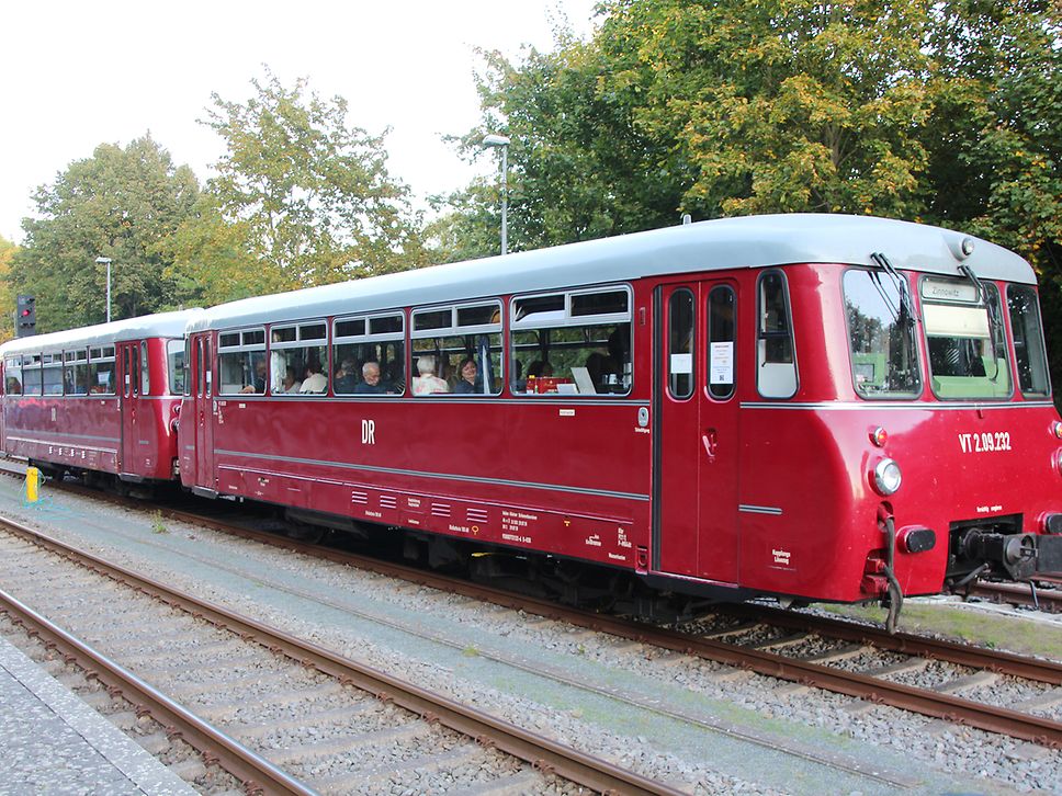 Ein historischer weinroter Schienenbus fährt anlässlich eines UBB-Events Gäste nach Zinnowitz.