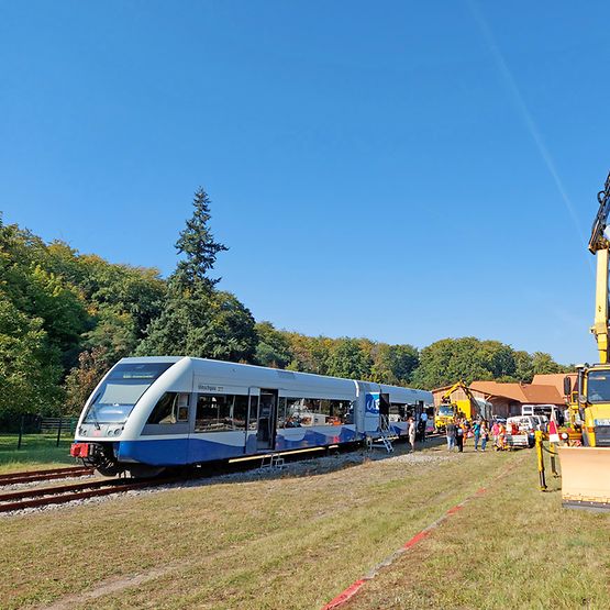 Ein Bäderbahn-Zug und ein Unimog als Besucherattraktion bei einem UBB-Event im Bahnhof Heringsdorf