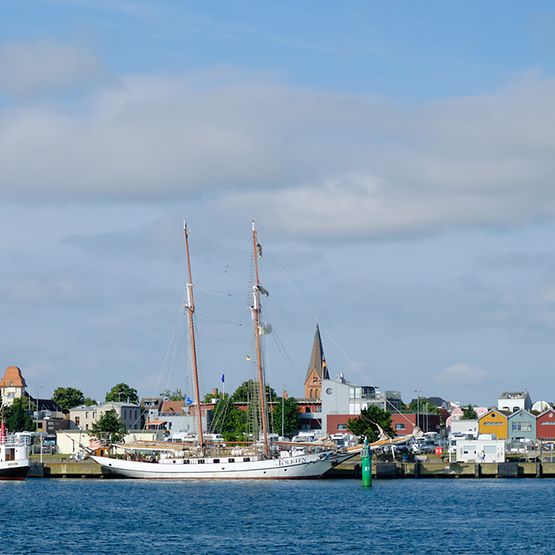 Blick auf Warnemünde vom Wasser aus