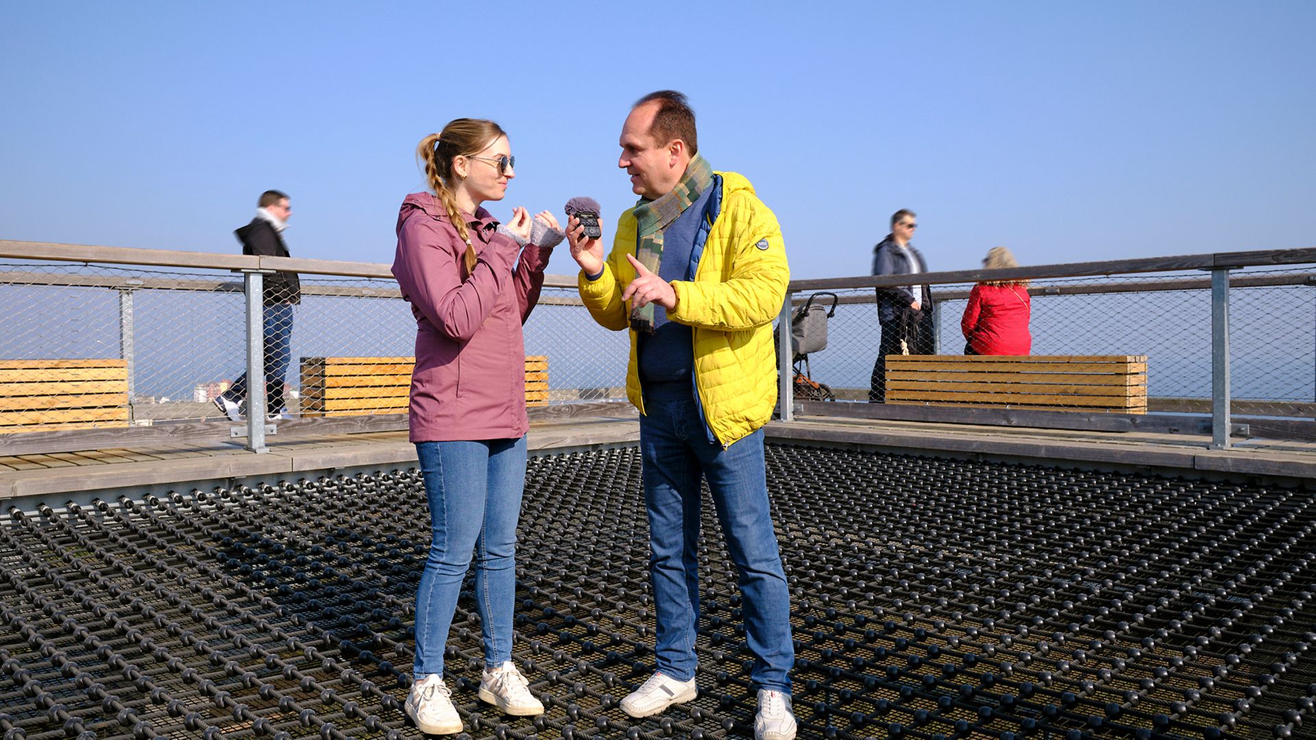 Die Podcaster Maike und Ingo stehen auf einem Netz im Baumwipfelpfad Heringsdorf und führen ein Gespräch.
