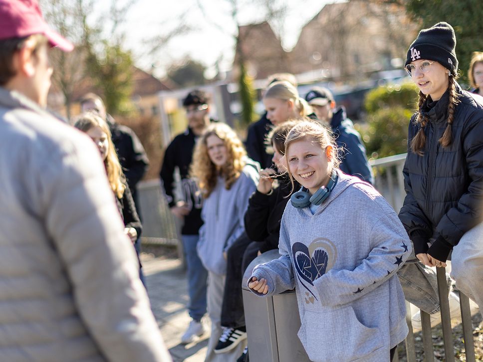 Schülerinnen und Schüler im Workshop mit einem Theaterprofi