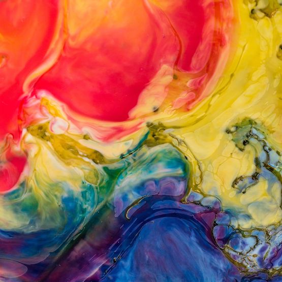 Abstraktes gemaltes Kunstwerk mit bunten leuchtenden Farben