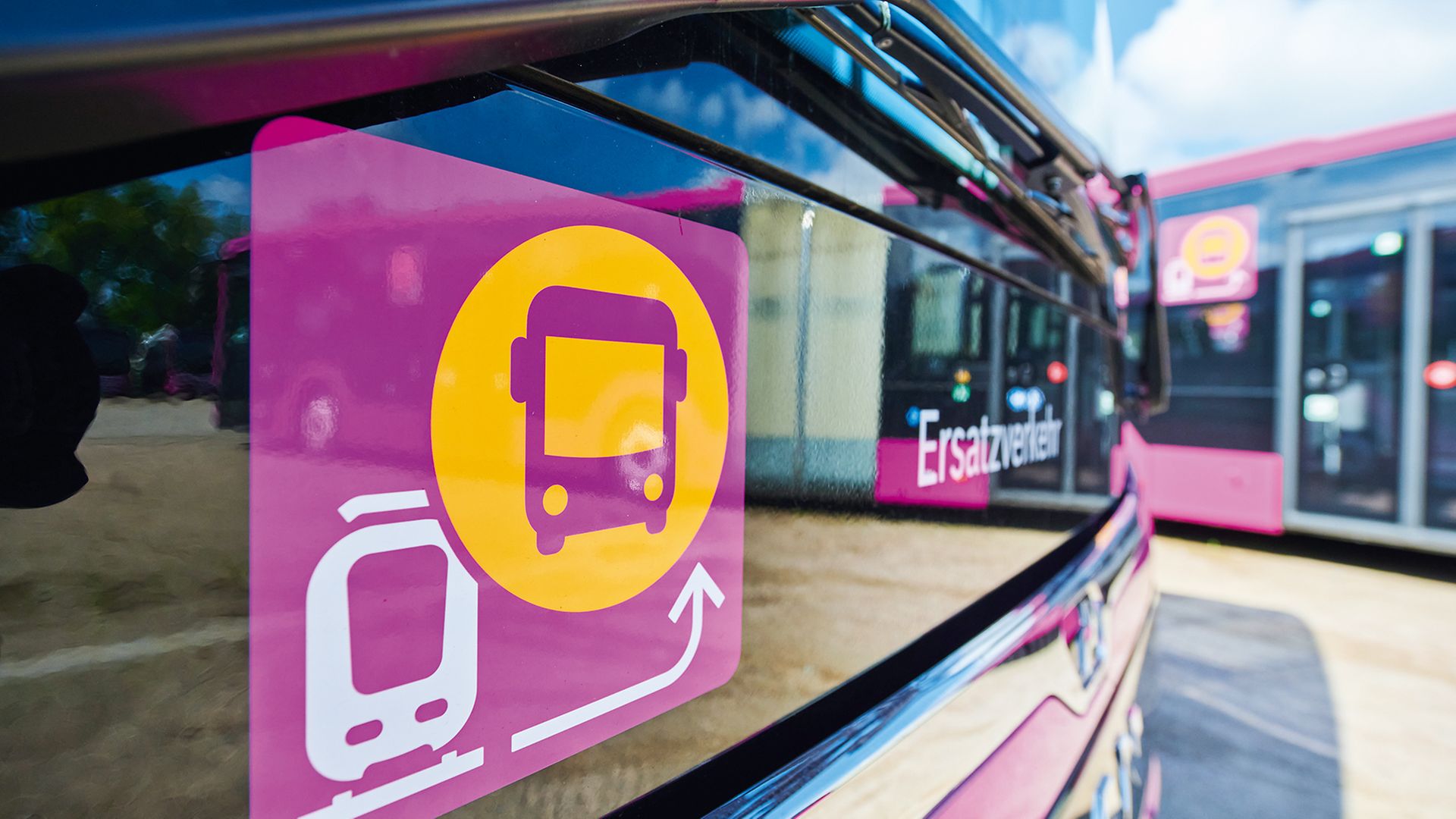 Zu sehen sind violette Ersatzverkehrsbusse mit entsprechendem Logo.