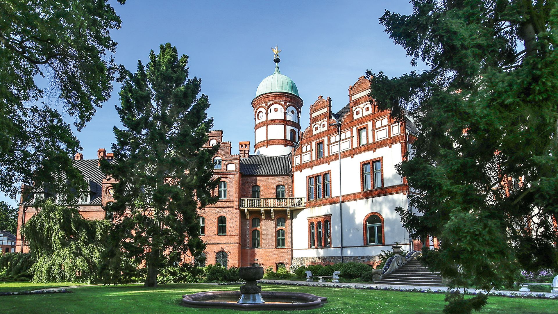Blick auf das Schloss Wiligrad mit vorgelagertem Springbrunnen