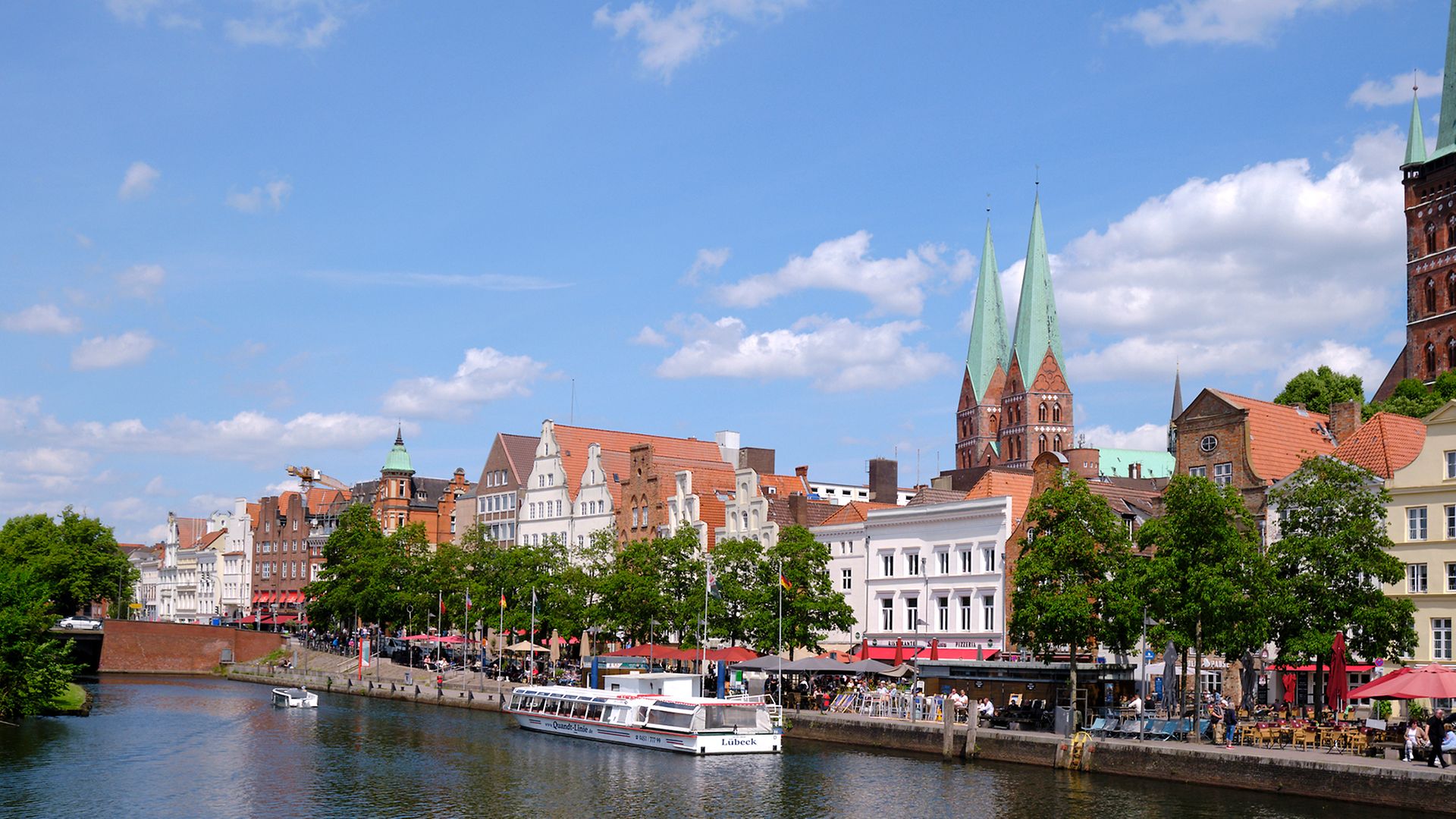Blick von der Trave auf die Lübecker Altstad