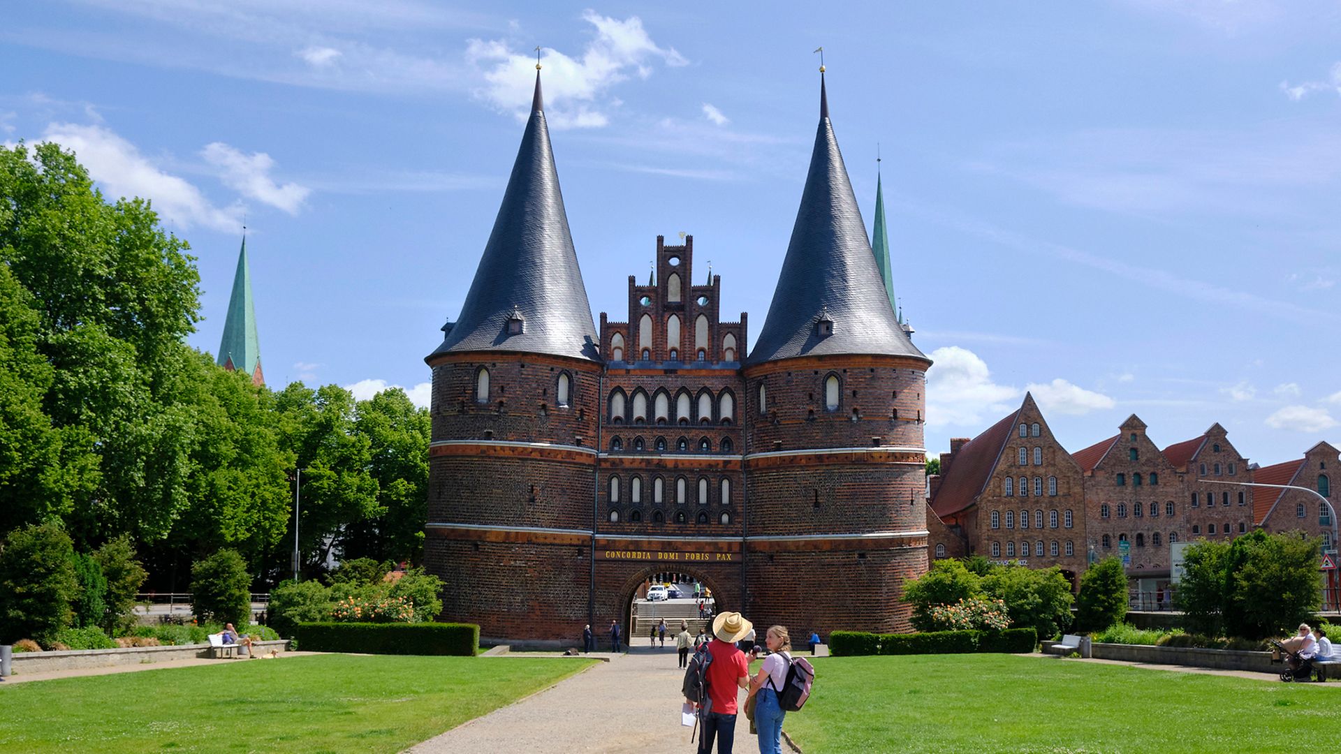 Ingo und Maike stehen vor dem Holstentor in Lübeck.