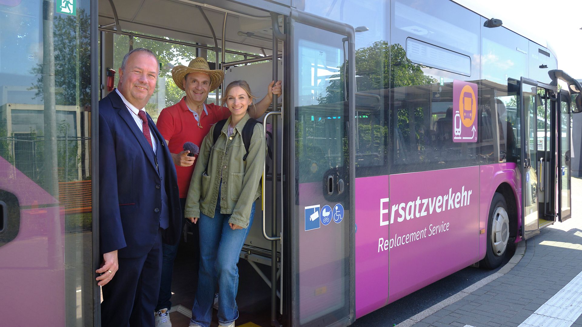Ingo und Maike stehen mit Kundenbetreuer Thomas Plötz (links im Bild) in der geöffneten Tür des SEV-Busses.