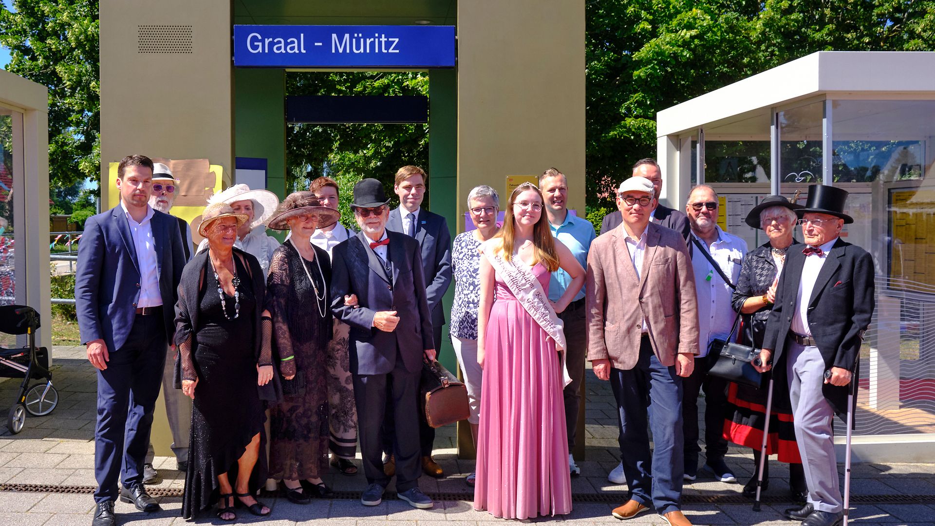 Menschengruppe in Kostümen der Zwanziger Jahre am Bahnhof Graal-Müritz