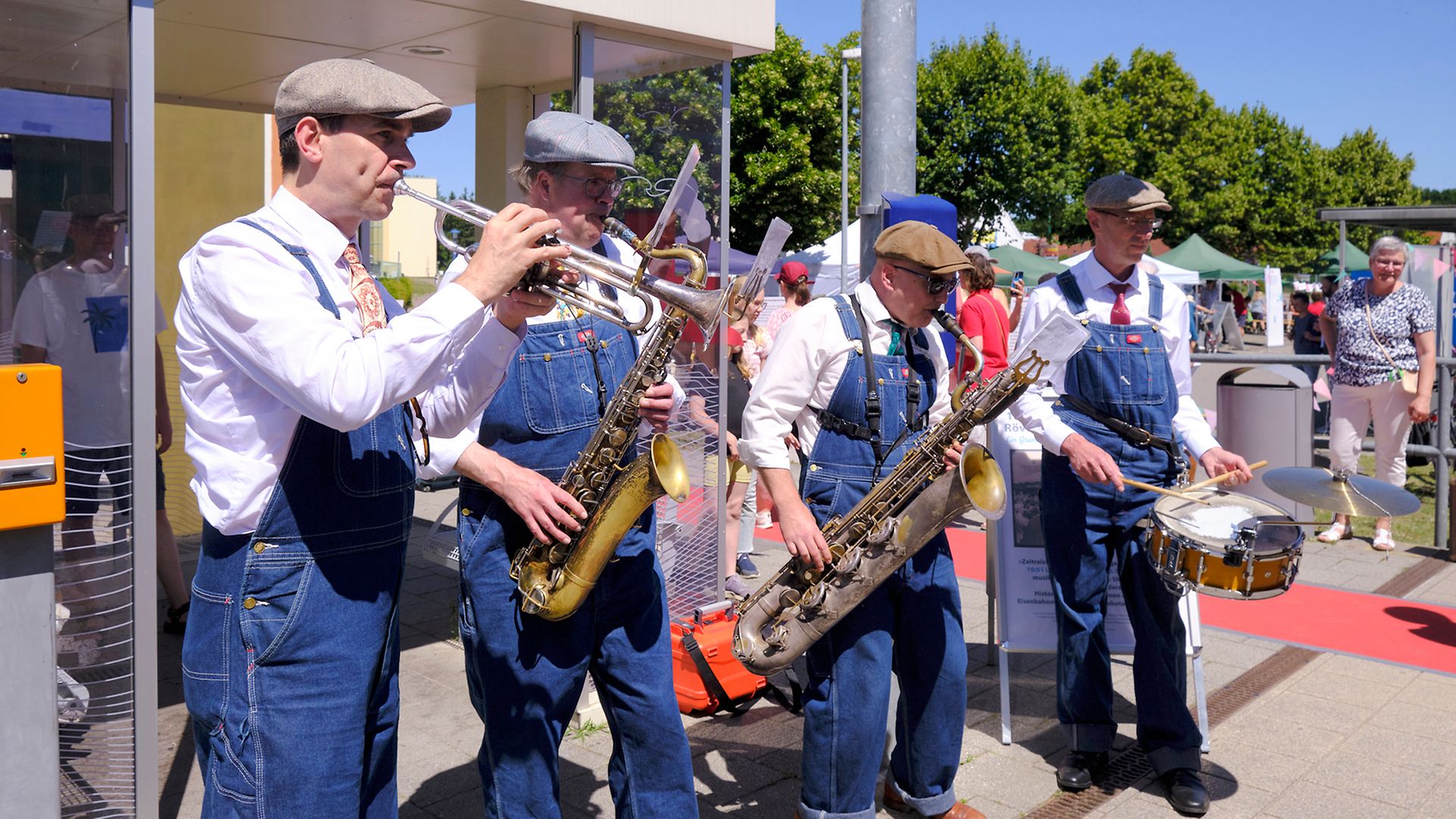 Bandmitglieder von „Sharks Moove“ spielen Trompete und Saxophon auf dem Bahnsteig