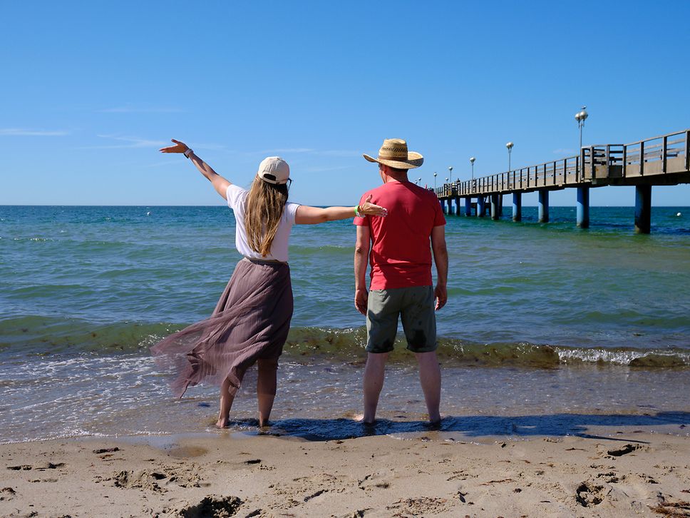 Die Podcaster Maike und Ingo stehen an der 