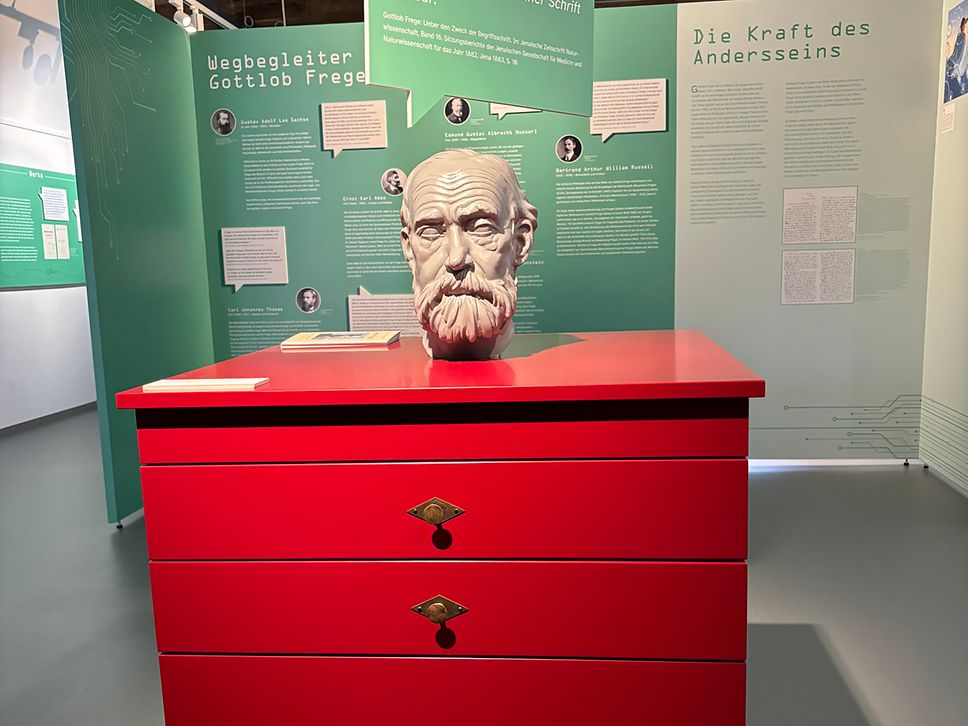 Skulptur des Kopfes von Gottlob Frege, dahinter Ausstellungswände des Stadtgeschichtlichen Museums Wismar
