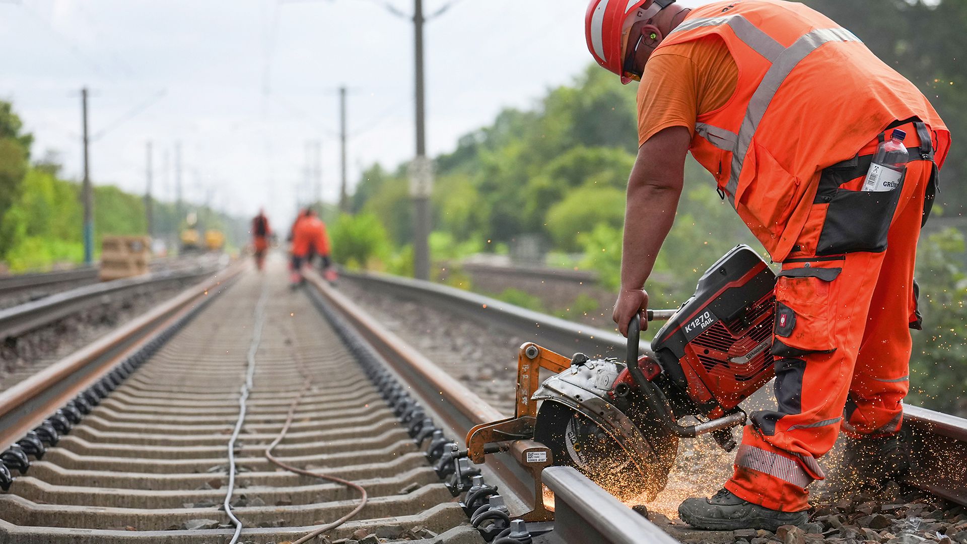 Ein Bauarbeiter arbeitet an einem Gleis