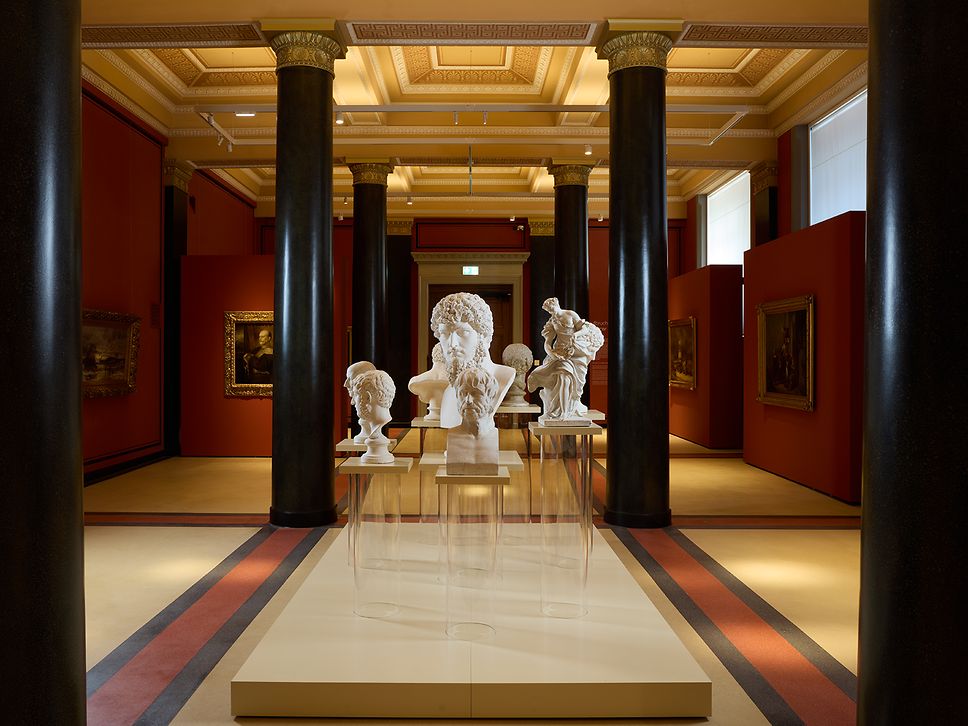 Mehrere Gipsplastiken stehen in einem sanft beleuchteten Raum im Staatlichen Museum Schwerin
