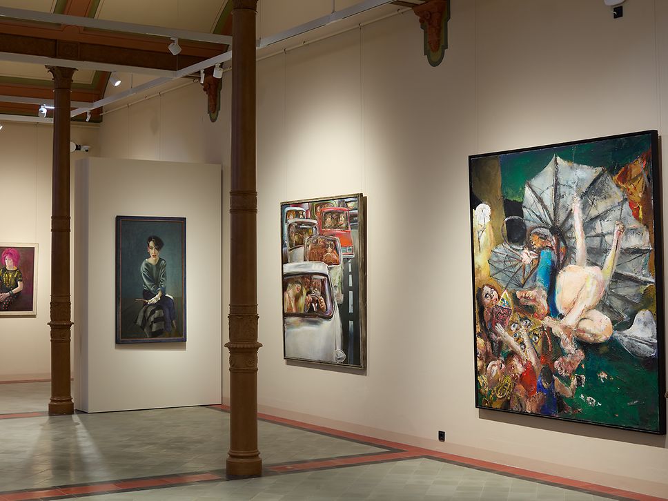 Vier Bilder im Staatlichen Museum Schwerin zeigen moderne Figuren und Szenen aus der Gegenwart