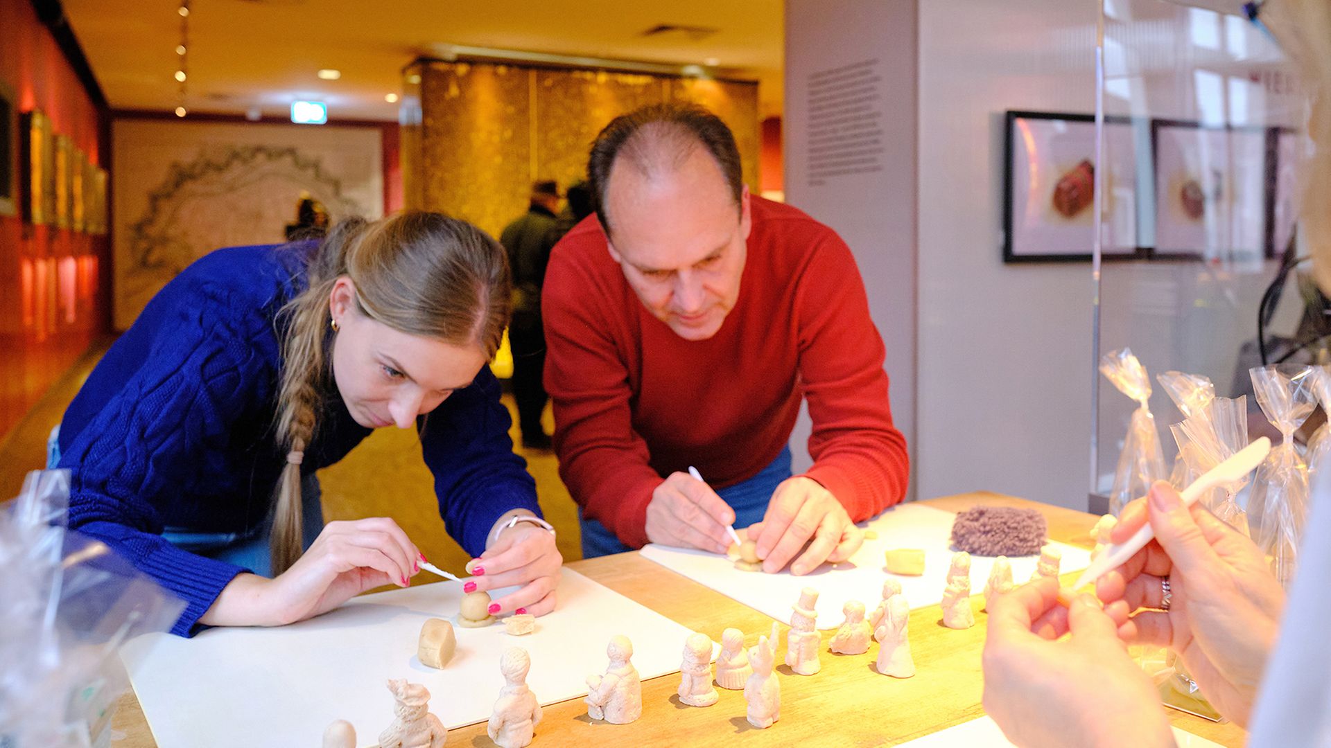 Moderatorin Maike Bäßler beim Modellieren von Marzipanfiguren im Marzipanmuseum Lübeck