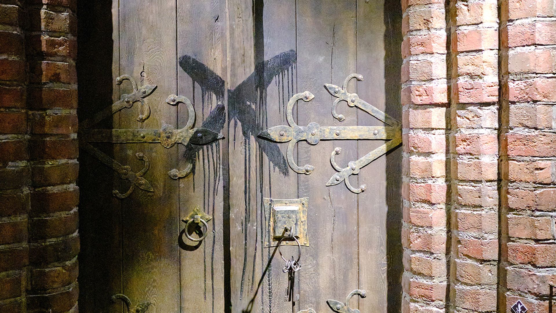 Alte Holztür mit schwarzem Prestreuz als Zeichen eines verseuchten Haushalts im Europäischen Hansemuseum Lübeck