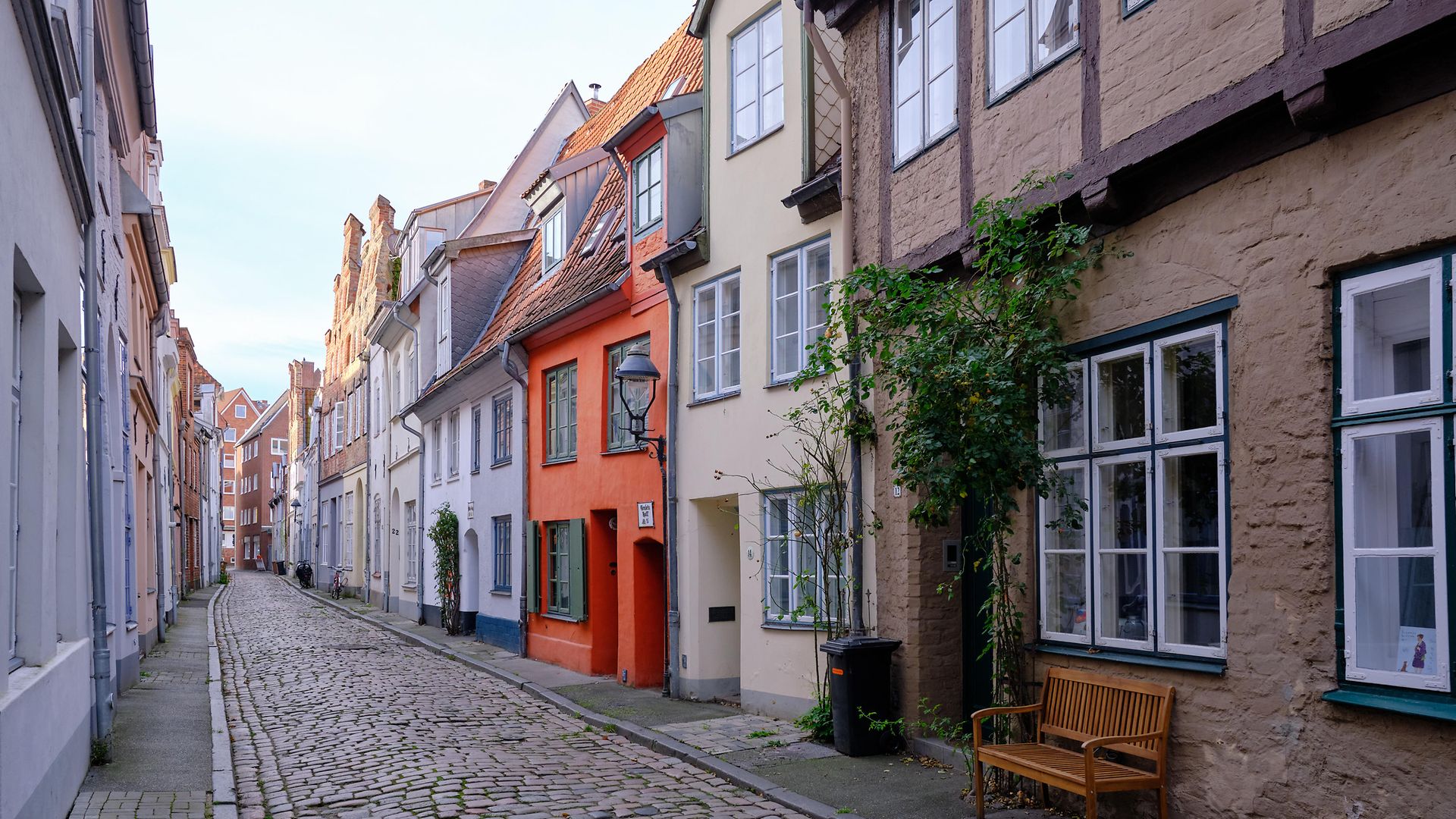 Blick auf Häuserzeile in der Altstadt von Lübeck
