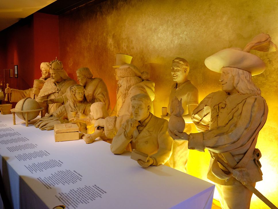Schrägansicht auf mehrere lebensgroße Figuren aus Marzipan im Marzipanmuseum Lübeck.