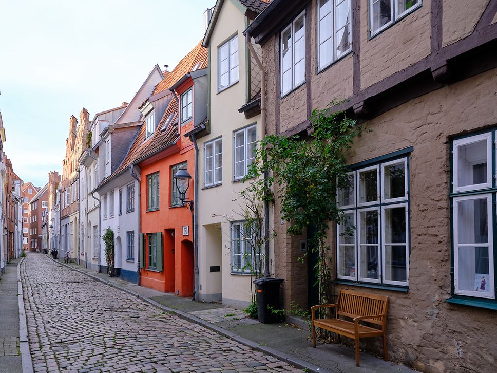 Blick auf Häuserreihe in einer Altstadtgasse in Lübeck.