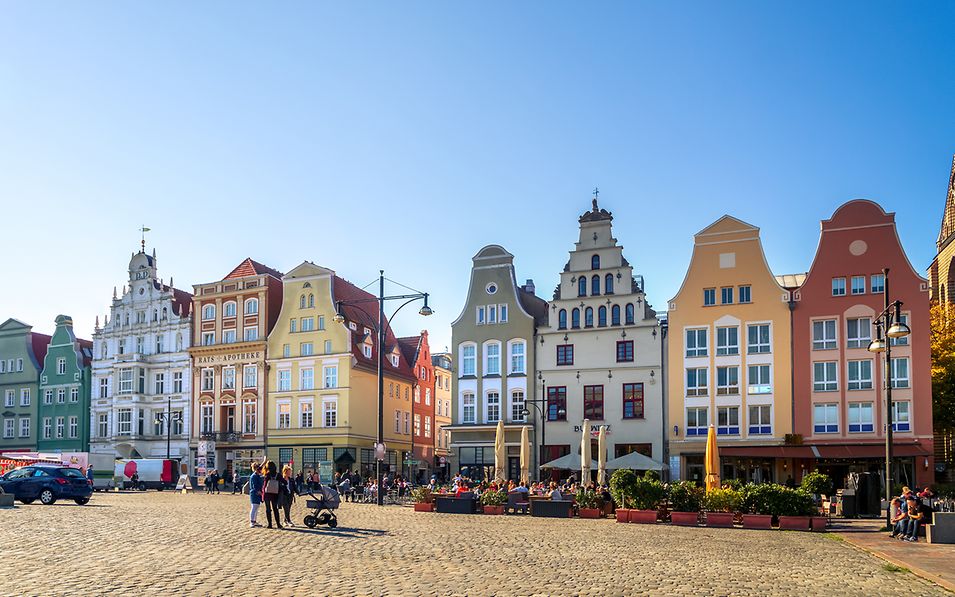 Blick auf bunte Hausfassaden am Neuen Markt in Rostock
