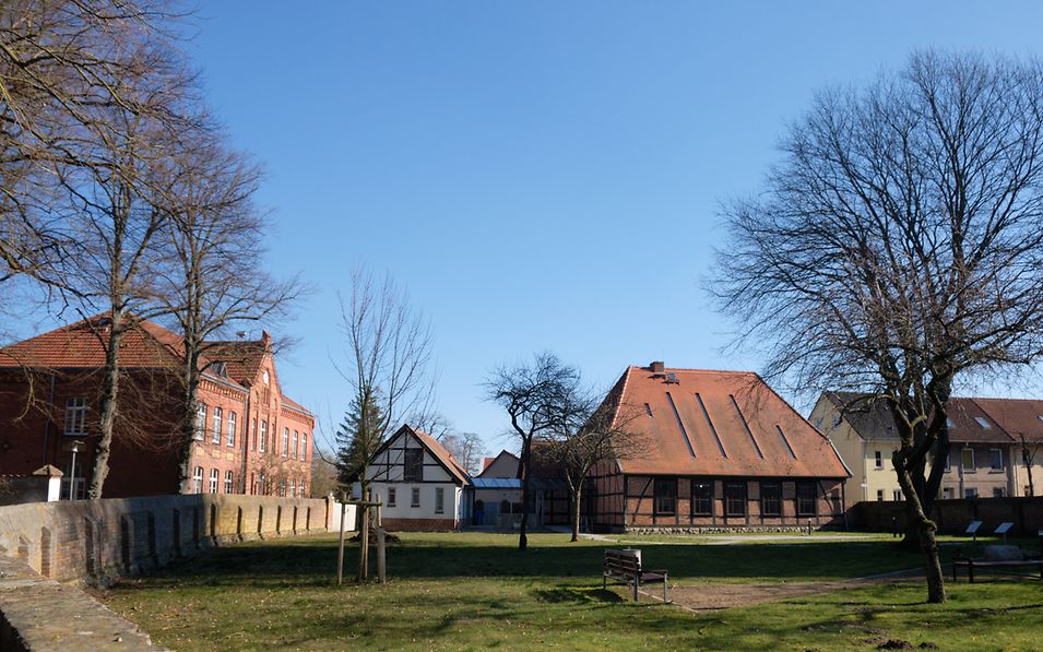 Blick auf die roten Backstein-Gebäude des Schliemann-Museums in Neubukow