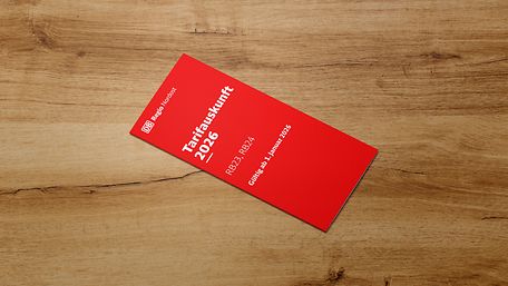 Ein Folder mit der Tarifauskunft der UBB für 2026 liegt auf einem Holztisch