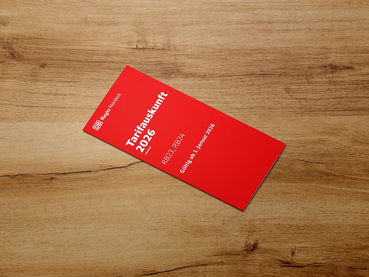 Ein Folder mit der Tarifauskunft der UBB für 2026 liegt auf einem Holztisch