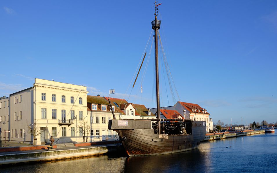 Die Pommernkogge Ucra, der Nachbau eines historischen Segelschiffs, liegt im Hafen von Ueckermünde