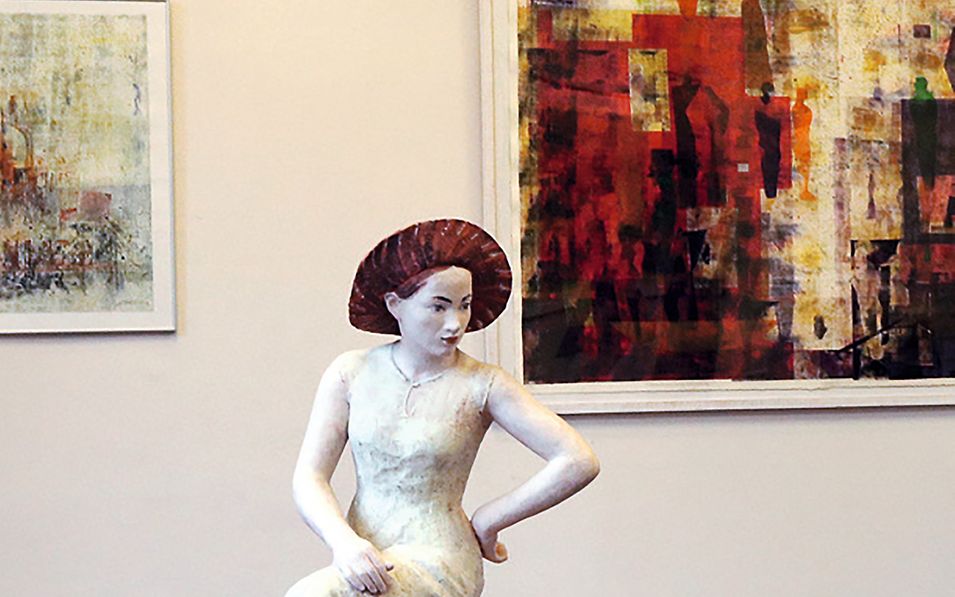 Blick in die Räume der Kunstgalerie im Teterower Bahnhof mit zwei Gemälden und einer Skulptur.