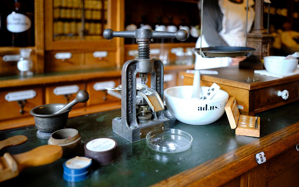 Ein Blick in die „Olle Apteik“, das Apothekenmuseum in Schwaan, mit seinen historischen Schränken und Gerätschaften 