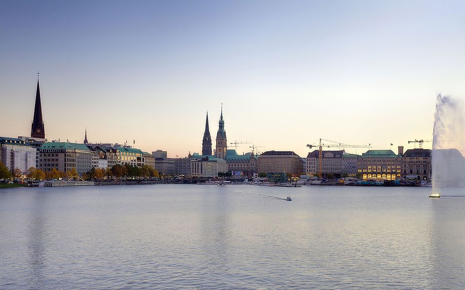 Panorama der Binnenalster in Hamburg mit den Türmen von Sankt Petri, Sankt Nikolai und dem Rathaus.