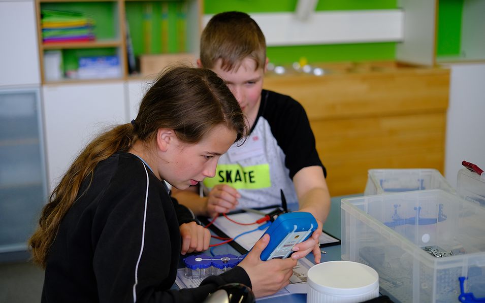 Kinder beim Experimentieren im LEEA Neustrelitz 