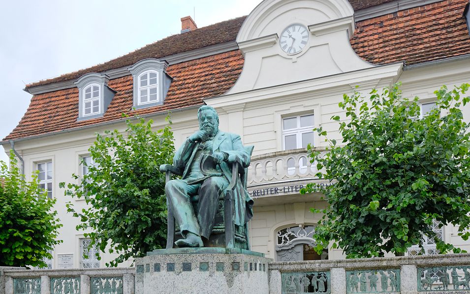 Front des Fritz-Reuter-Museum in Stavenhagen mit Skulptur des Dichters im Vordergrund