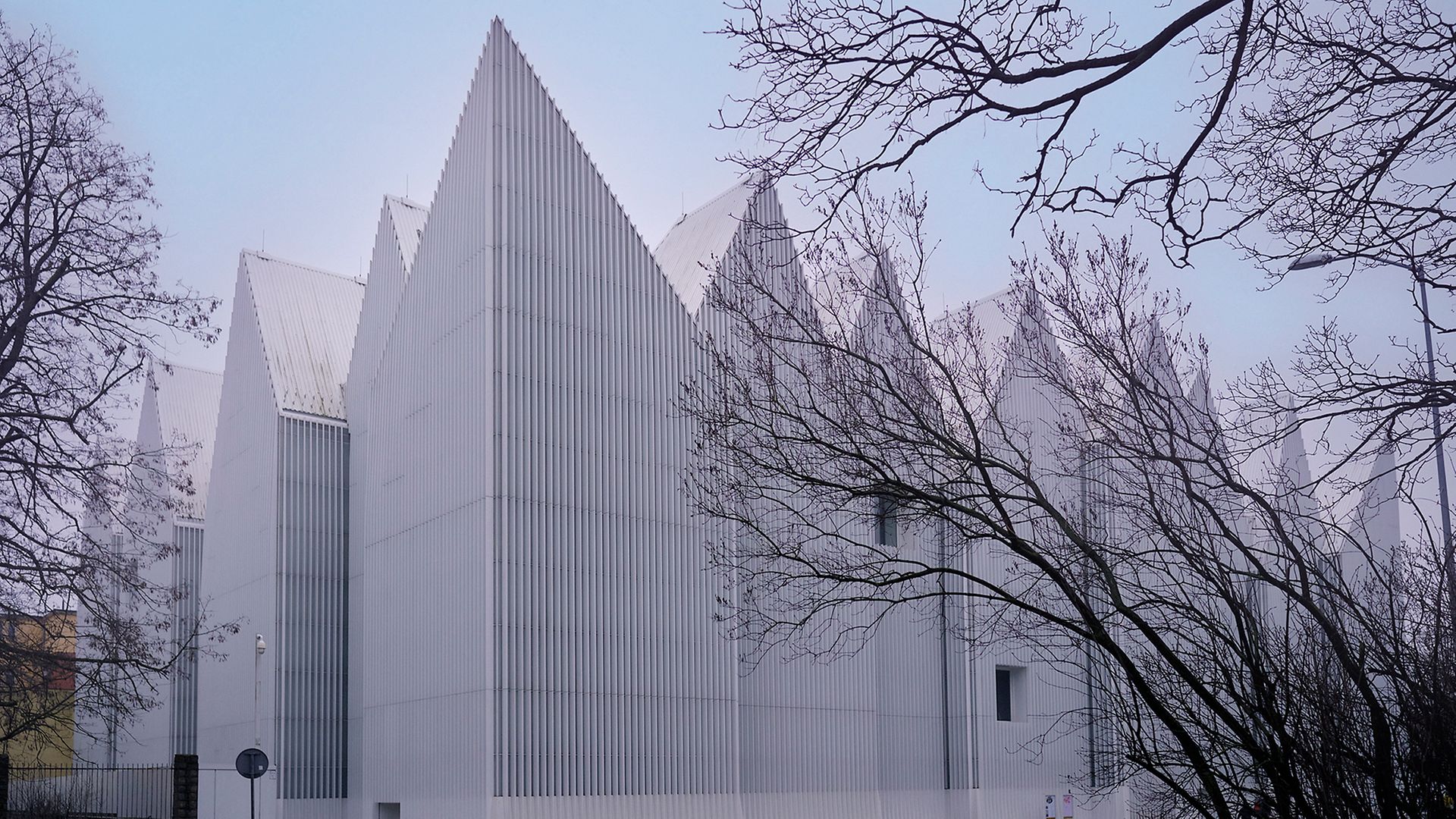 Außenansicht der modernen, weiß-gezackten Fassade der Mieczysław-Karłowicz-Philharmonie in Stettin (Szczecin)